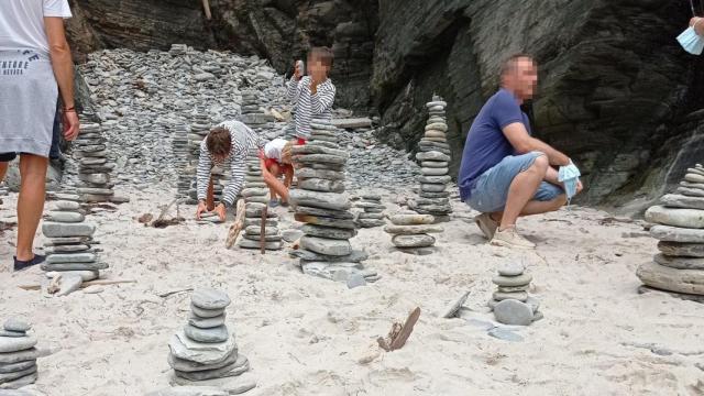 Polémica por la manipulación y la agrupación de piedras en la playa de As Catedrais (Lugo)