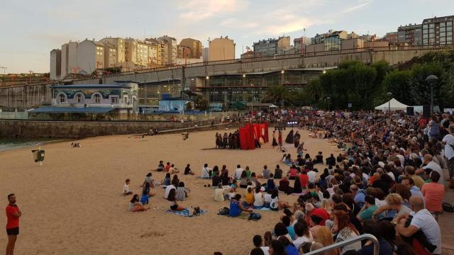 Teatro en la playa de San Amaro.