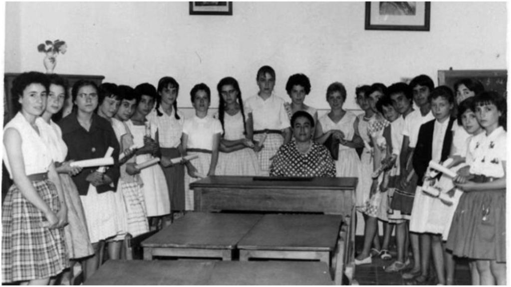 Ruíz Robles junto a un grupo de alumnas en Ferrol.