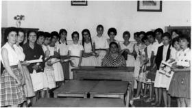 Ruíz Robles junto a un grupo de alumnas en Ferrol.