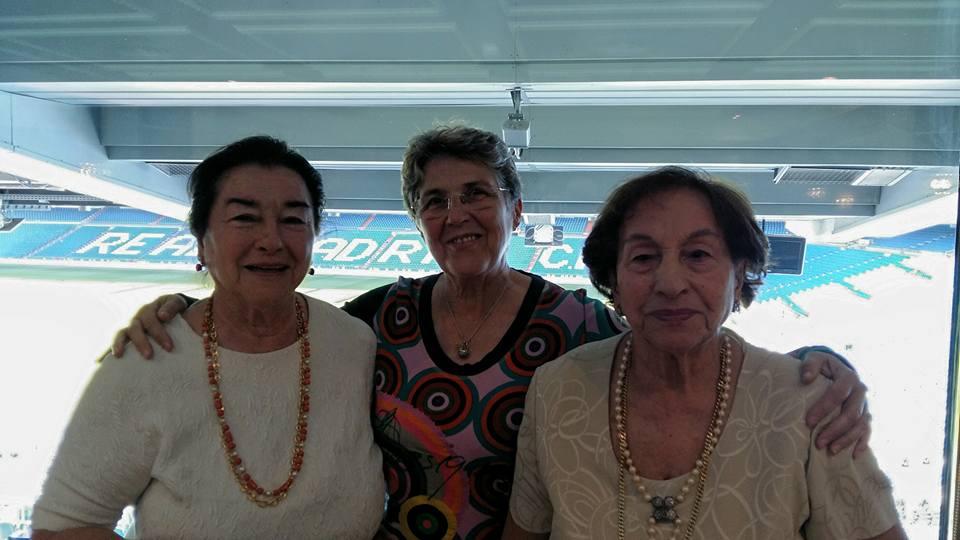 Rosa Millán, en 2017, junto a las hijas de Ruíz Robles. Fuente: Facebook.