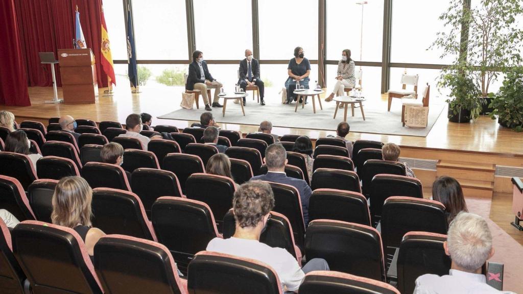 Presentación de la asociación de antiguos alumnos y alumnas de la UDC.