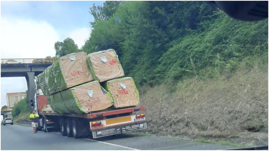 El camión perdió parte de la carga.