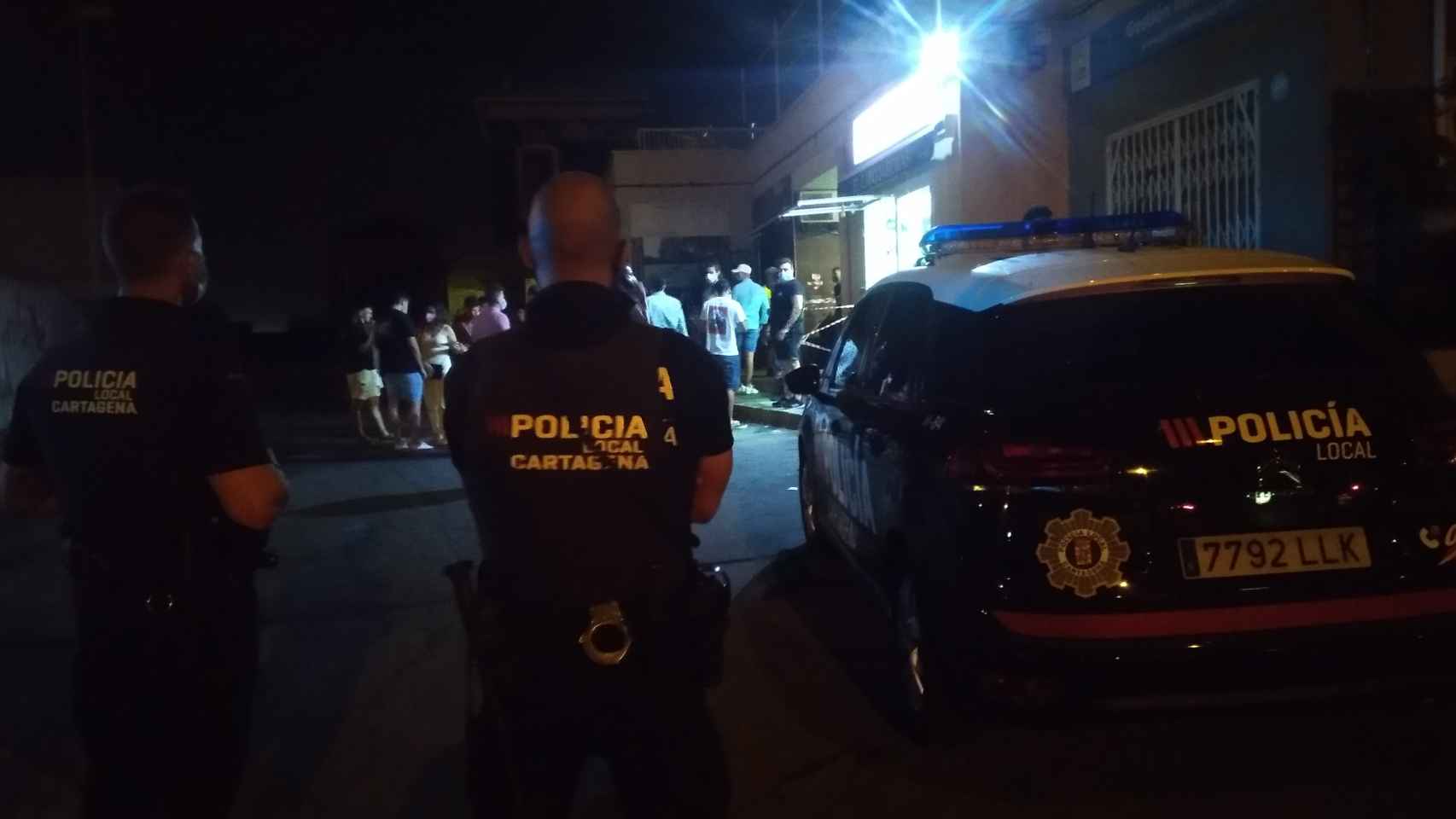 Una pareja de policías locales de Cartagena controlando una calle de Cabo de Palos para que no hagan botellón.
