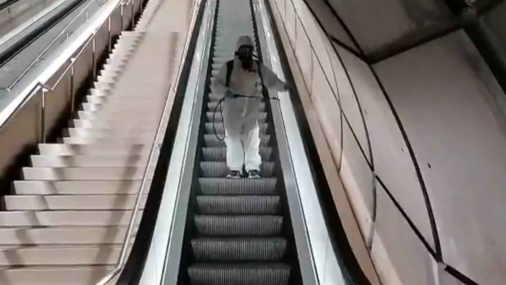 El ya famoso operario desinfectando las escaleras del Metro de Bilbao.