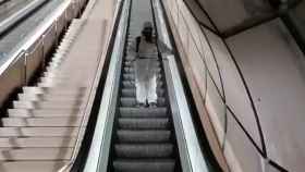 El ya famoso operario desinfectando las escaleras del Metro de Bilbao.