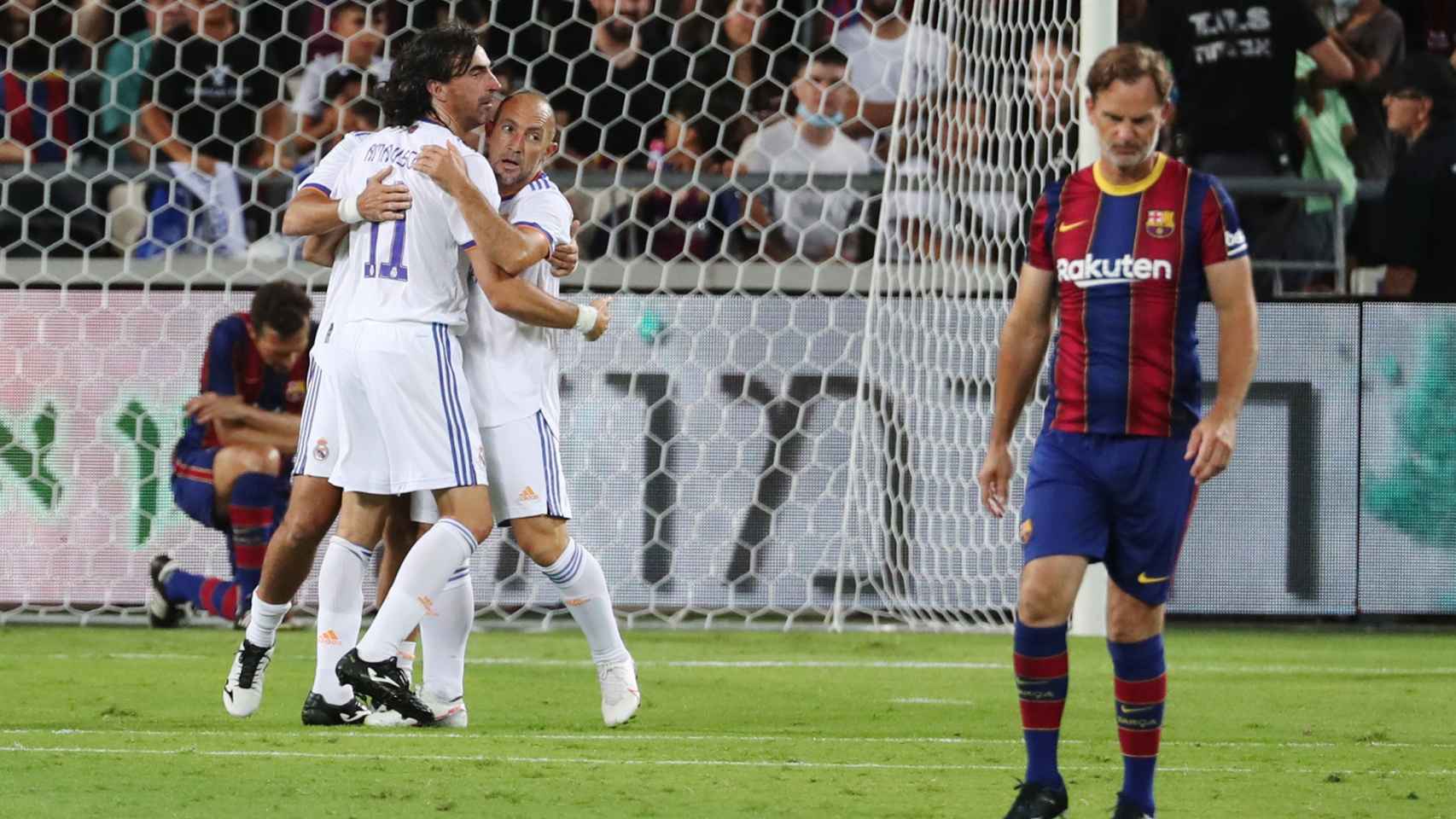 Las leyendas del Real Madrid celebran un gol ante el Barcelona