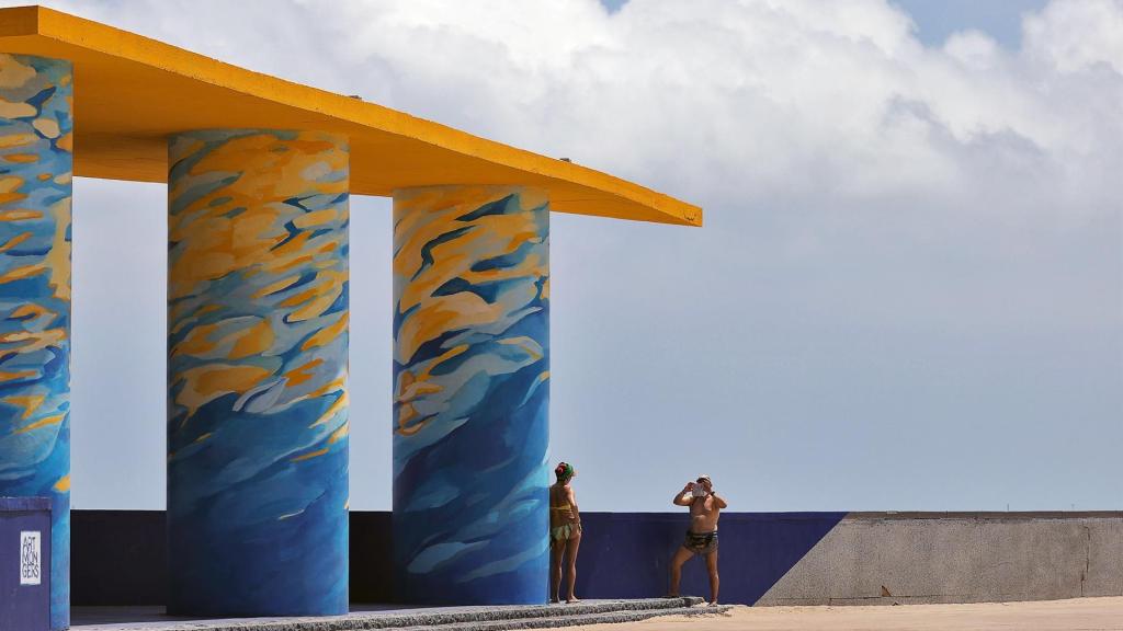 Dos turistas haciéndose una foto.