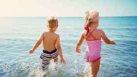 Imagen de archivo de niños bañándose en la playa.