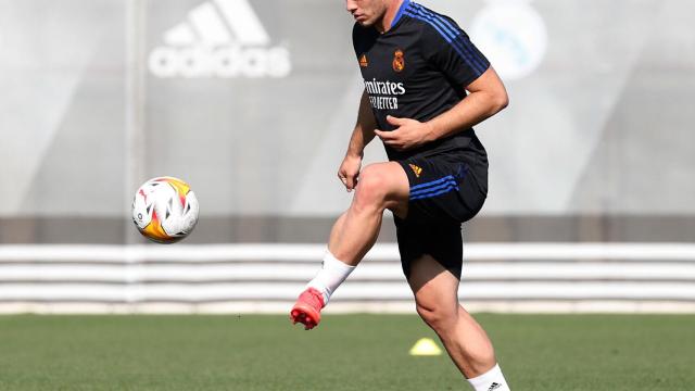 Luka Jovic trabaja en solitario durante el entrenamiento