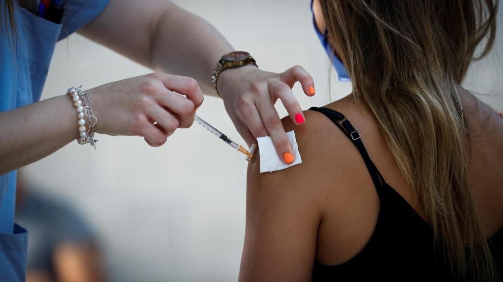 Una joven recibe la vacuna contra la Covid-19 en la plaza de toros de Illumbe de San Sebastián.
