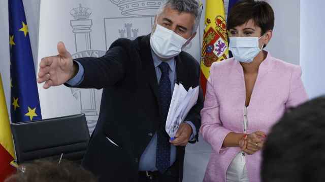 Miguel Ángel Oliver con Isabel Rodríguez, portavoz del Gobierno, en la sala de prensa de Moncloa.