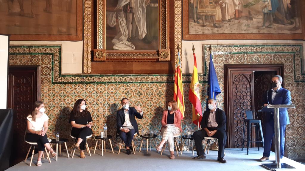 Jorge González (Ticbiomed); Cristina Bescos (EIT Health España); Juan Ángel Poyatos (Generalitat Valenciana); Mónica Vázquez ( Fisabio) y Elena Femenía (LocalEurope) en la mesa redonda moderada por el periodista Xavi Borras en el encuentro de Gandia.