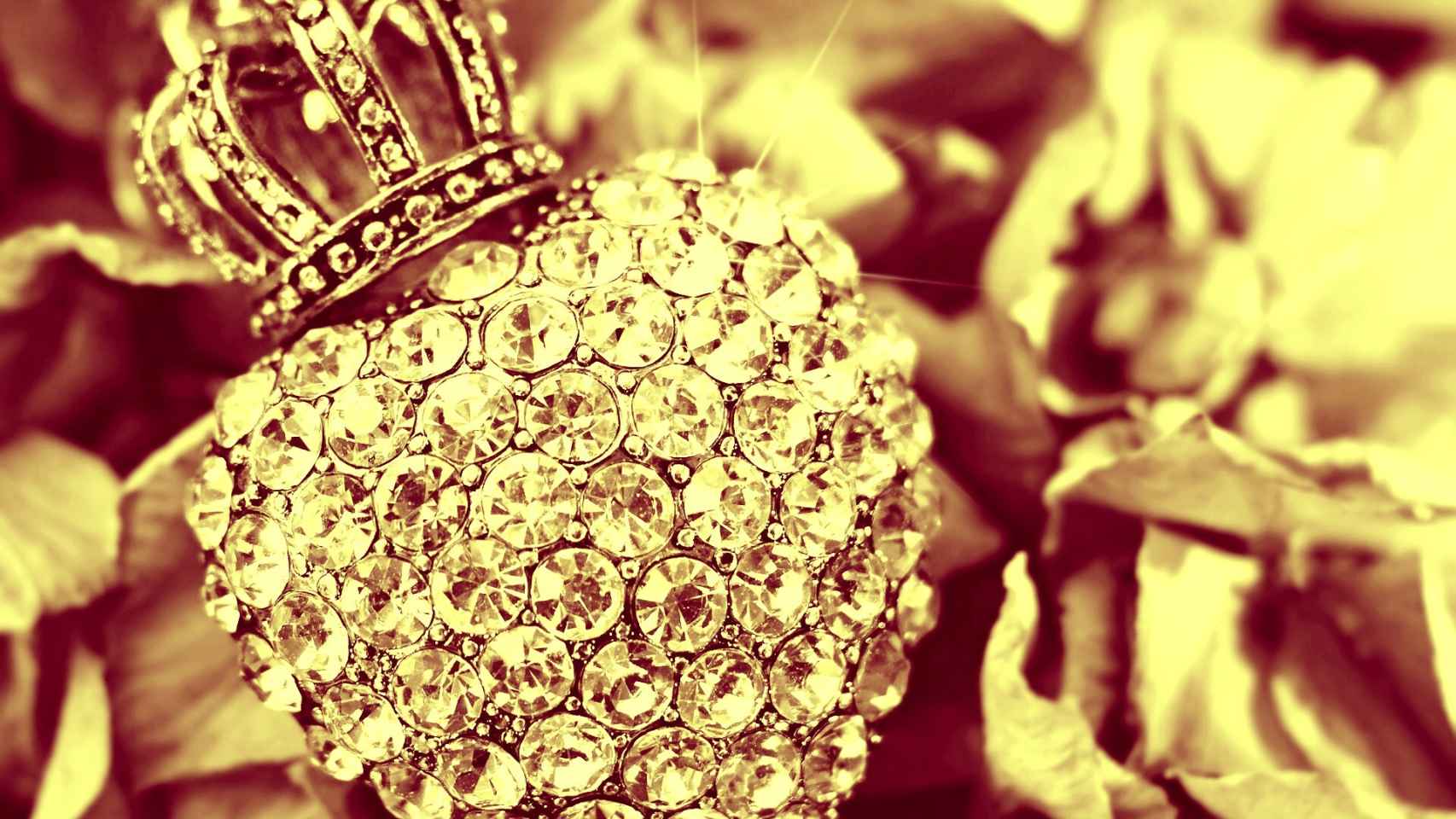 Una joya de diamantes en forma de corazón coronado.