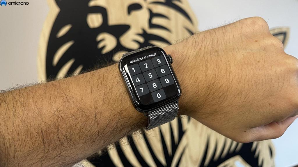 Apple Watch atado a una muñeca.