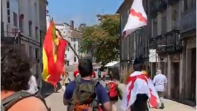 El grupo de afiliados de Vo entrando en Santiago.