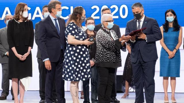 El presidente de la Xunta, Alberto Núñez Feijóo, junto a dos pacientes de la Covid-19 entregan la Medalla de Oro de Galicia a los profesionales sanitarios que lucharon contra la pandemia.