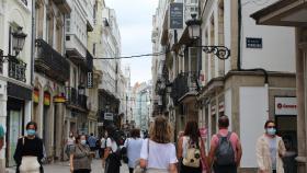 Imagen de archivo de gente por la calle Real de A Coruña.