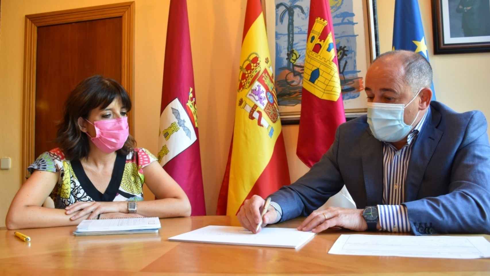 Loli Ríos, presidenta de la Asociación de la Prensa, y  Emilio Sáez, alcalde de Albacete.