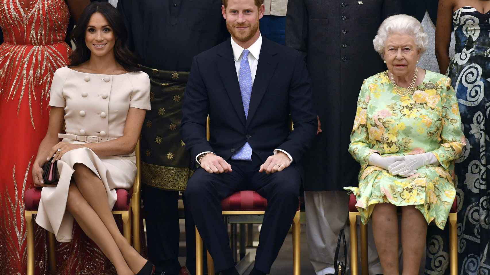 Meghan Markle y el príncipe Harry, junto a la reina Isabel, en la entrega de unos premios, en 2018.