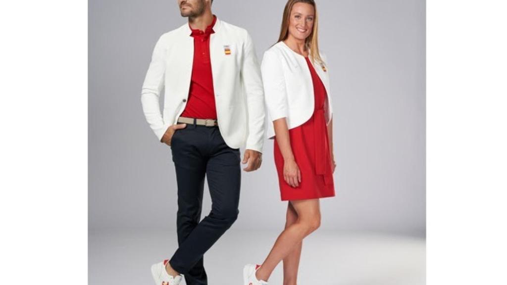 Mireia Belmonte y Saúl Craviotto con el traje de Joma para el desfile de Tokio 2021