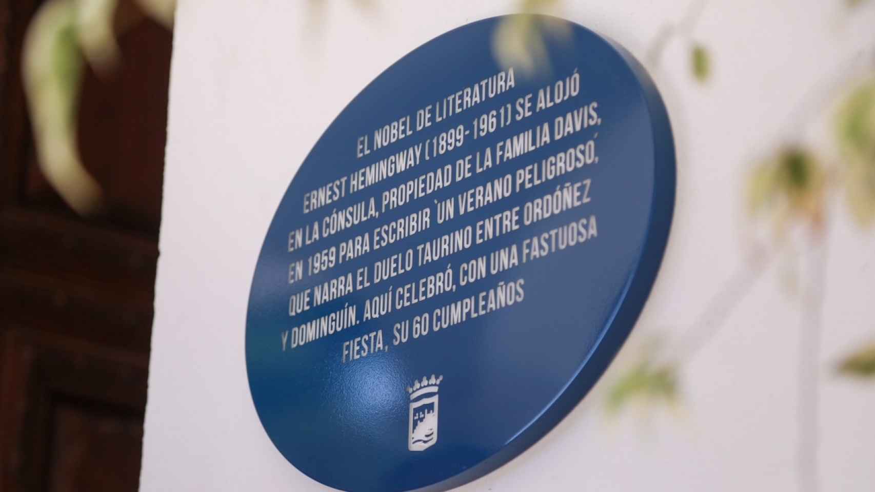 La placa Málaga hace historia en honor a Hemingway.