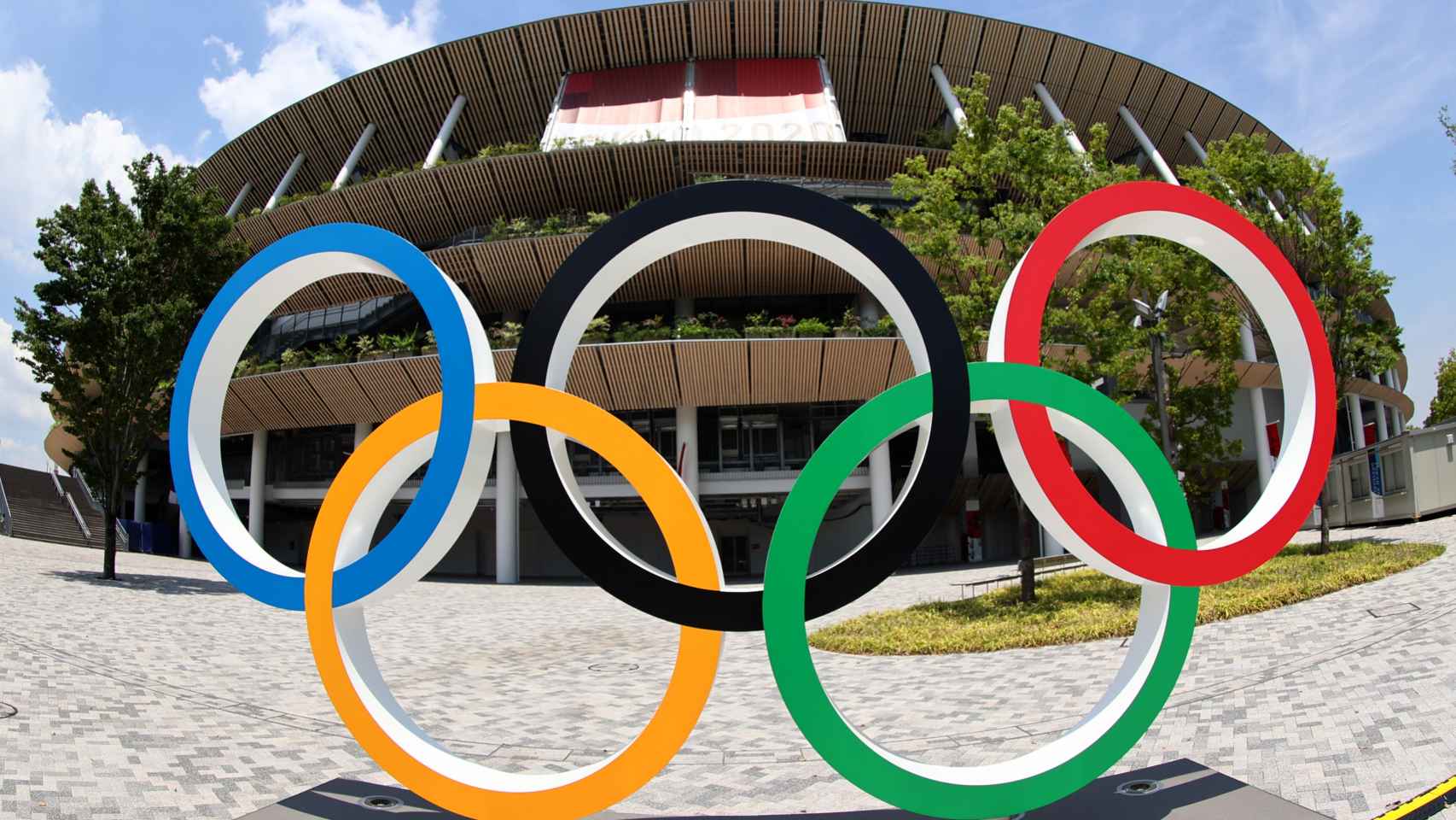 Los aros olímpicos frente al Estadio Nacional de Tokio, el principal coliseo de los Juegos Olímpicos de 2020