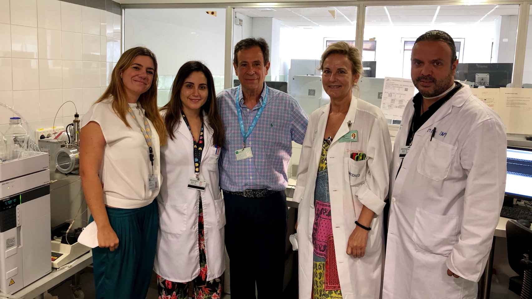 El equipo del Instituto de Investigación Biomédica de Málaga, de izquieda a derecha: Rocío Calvo (Pediatría), Raquel Yahyaoui (Metabolopatías), Juan Pedro López (Pediatría), Carmen Benito (Genética) y Javier Blasco (Pediatría).