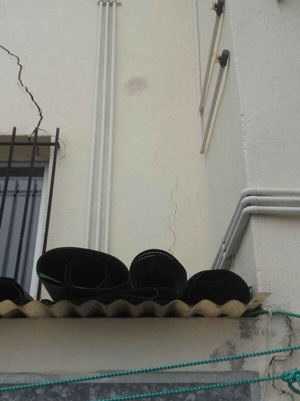 Grietas en la fachada de uno de los edificios de Carranque.