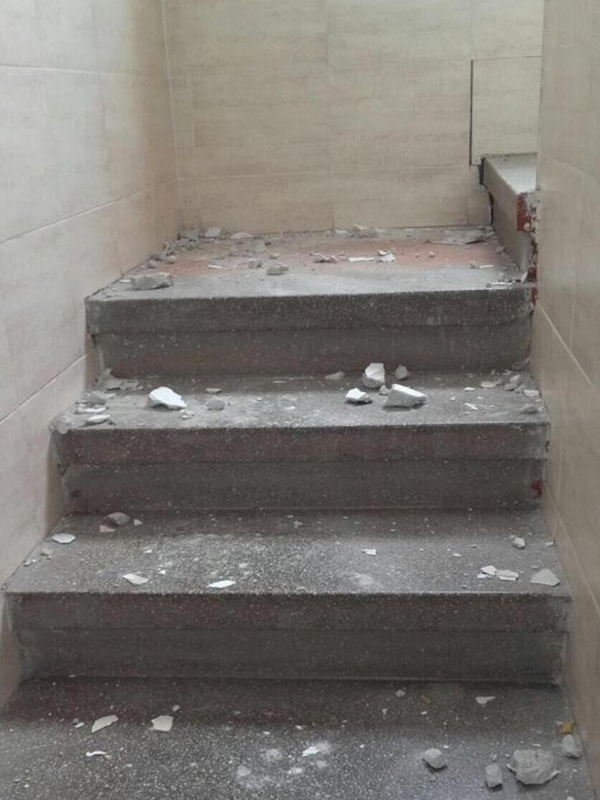 Restos de escombros caídos en la escalera de uno de los edificios de Carranque.