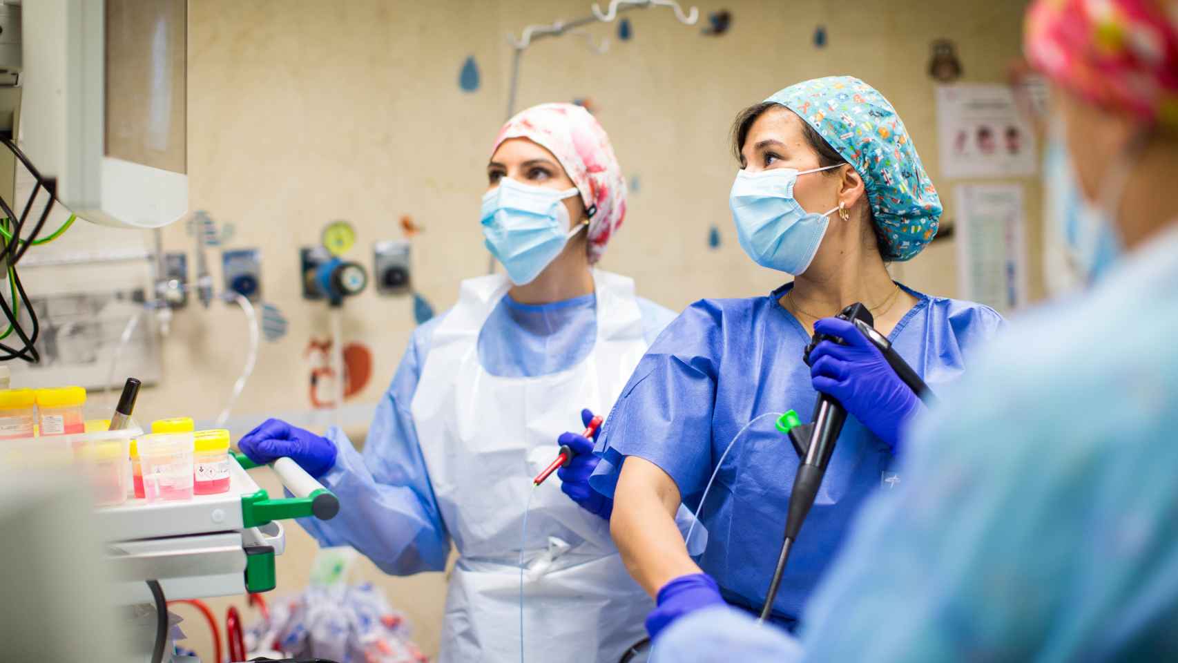 La doctora Laura Palomino realizando una endoscopia.