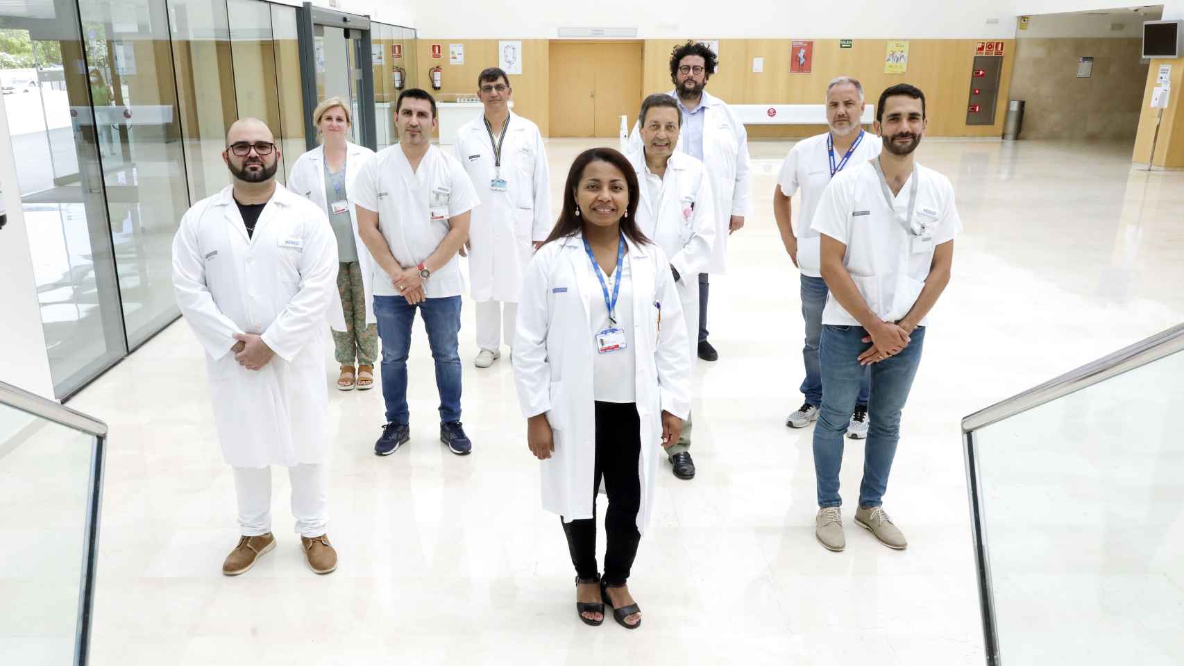 La doctora Alba Ruiz (en el centro) y su equipo del Hospital La Fe de Valencia.