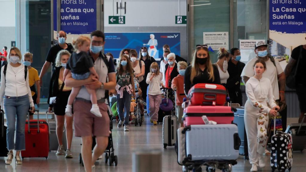 Salida de turistas en el aeropuerto de Málaga.