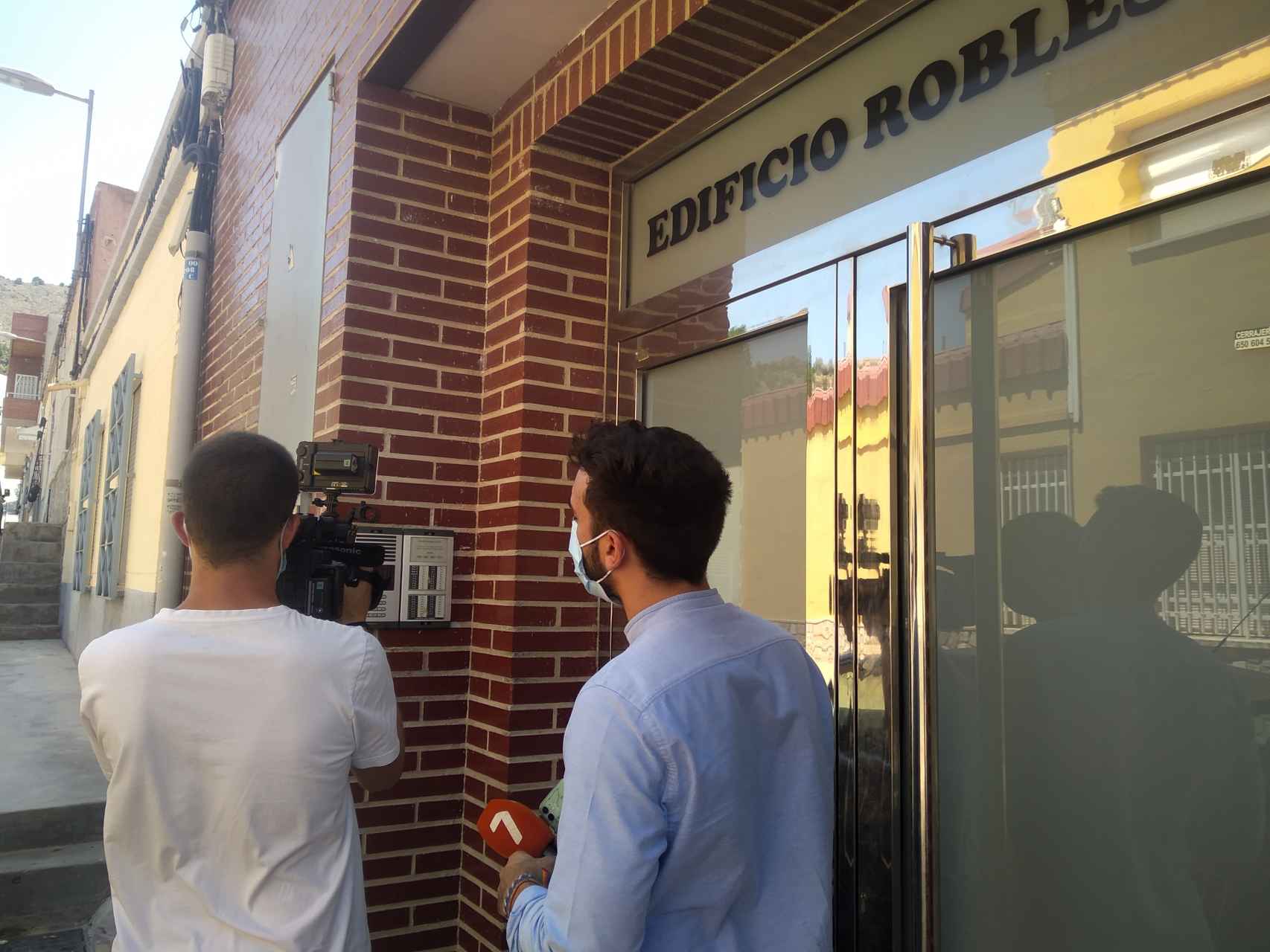Dos periodistas de los informativos de 7RM en el edificio de Los Ramos donde se produjo la tentativa de homicidio.