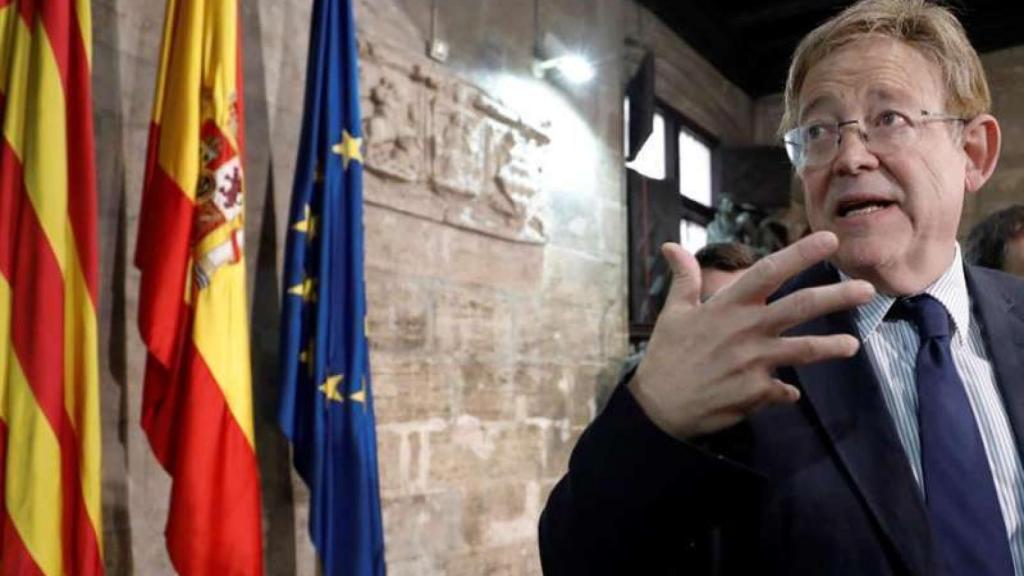 Ximo Puig con las banderas valenciana, española y europea.