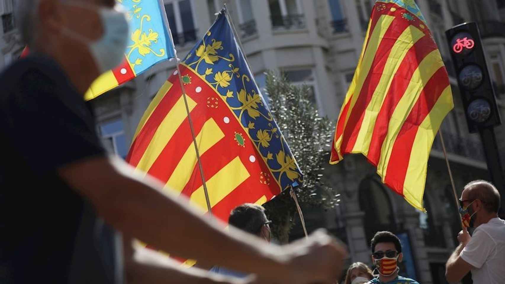 Banderas valencianas frente al Ayuntamiento de Valencia un Nou d'Octubre.
