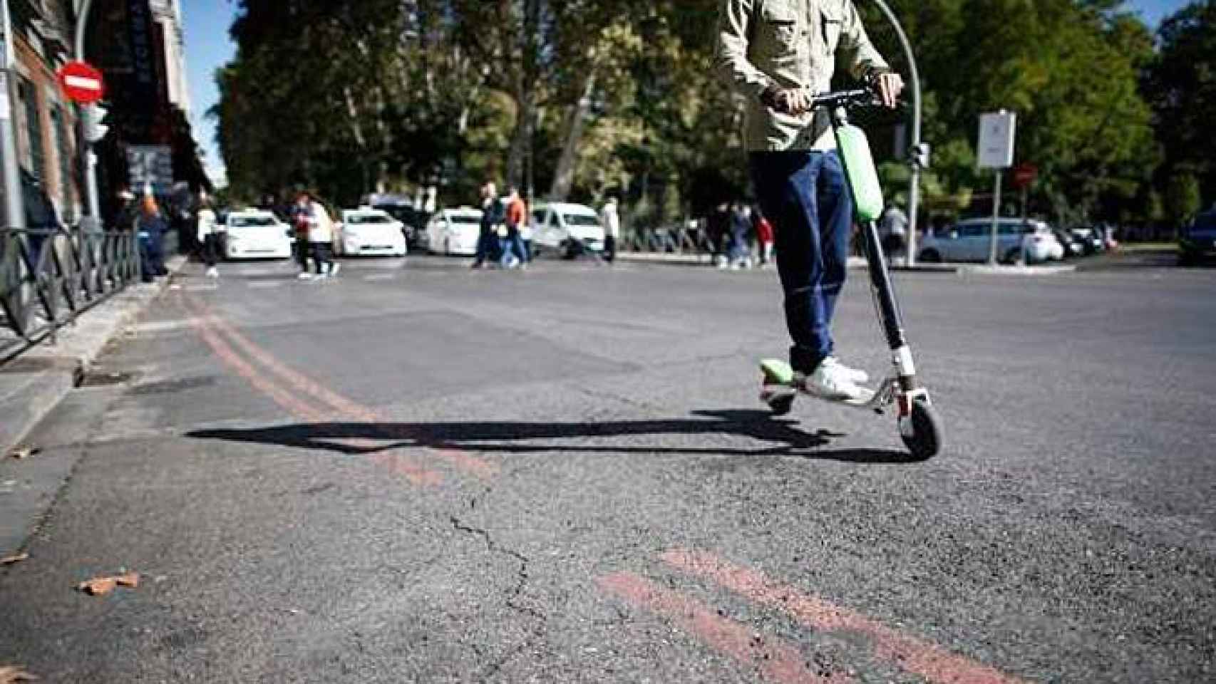 Un patinete eléctrico por una ciudad española.
