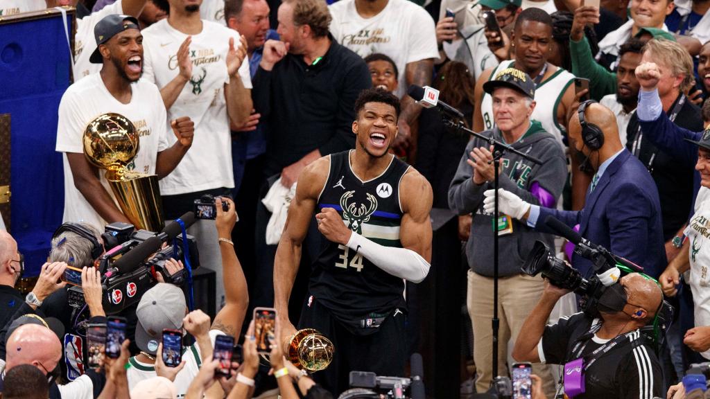 Giannis Antetokounmpo celebra el título de la NBA