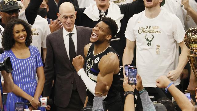 Antetokounmpo celebra el título de la NBA