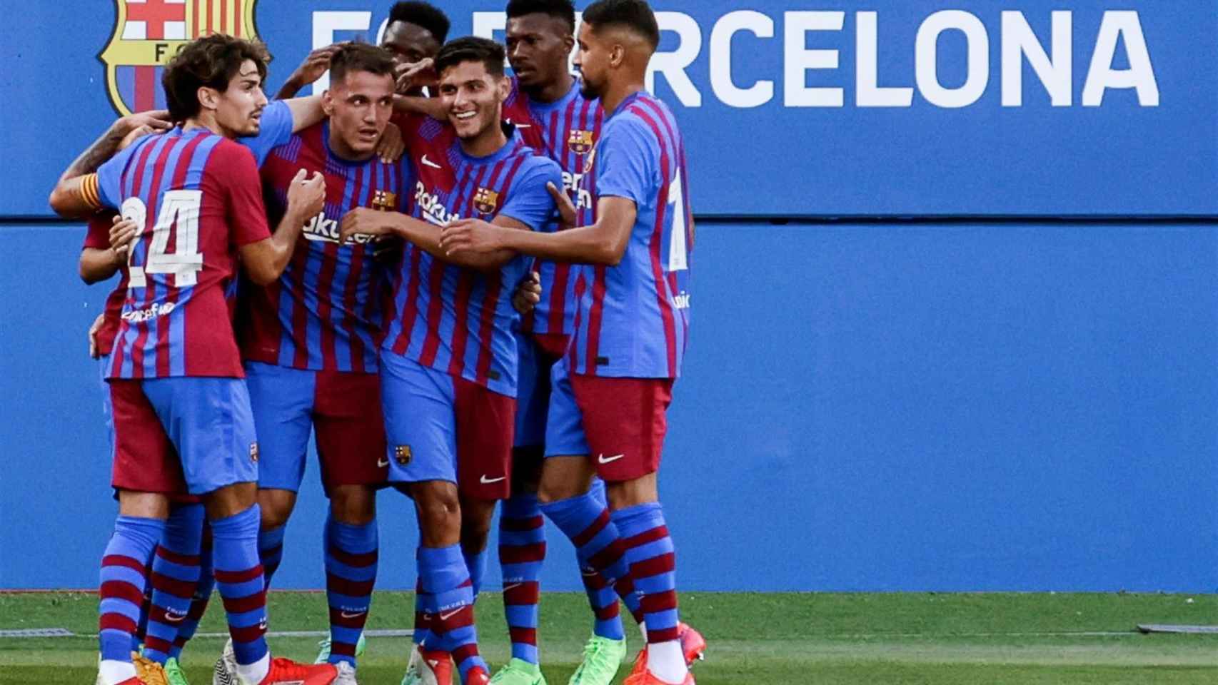 Los jugadores del Barça celebran el gol de Rey Manaj