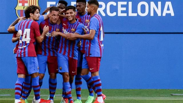 Los jugadores del Barça celebran el gol de Rey Manaj