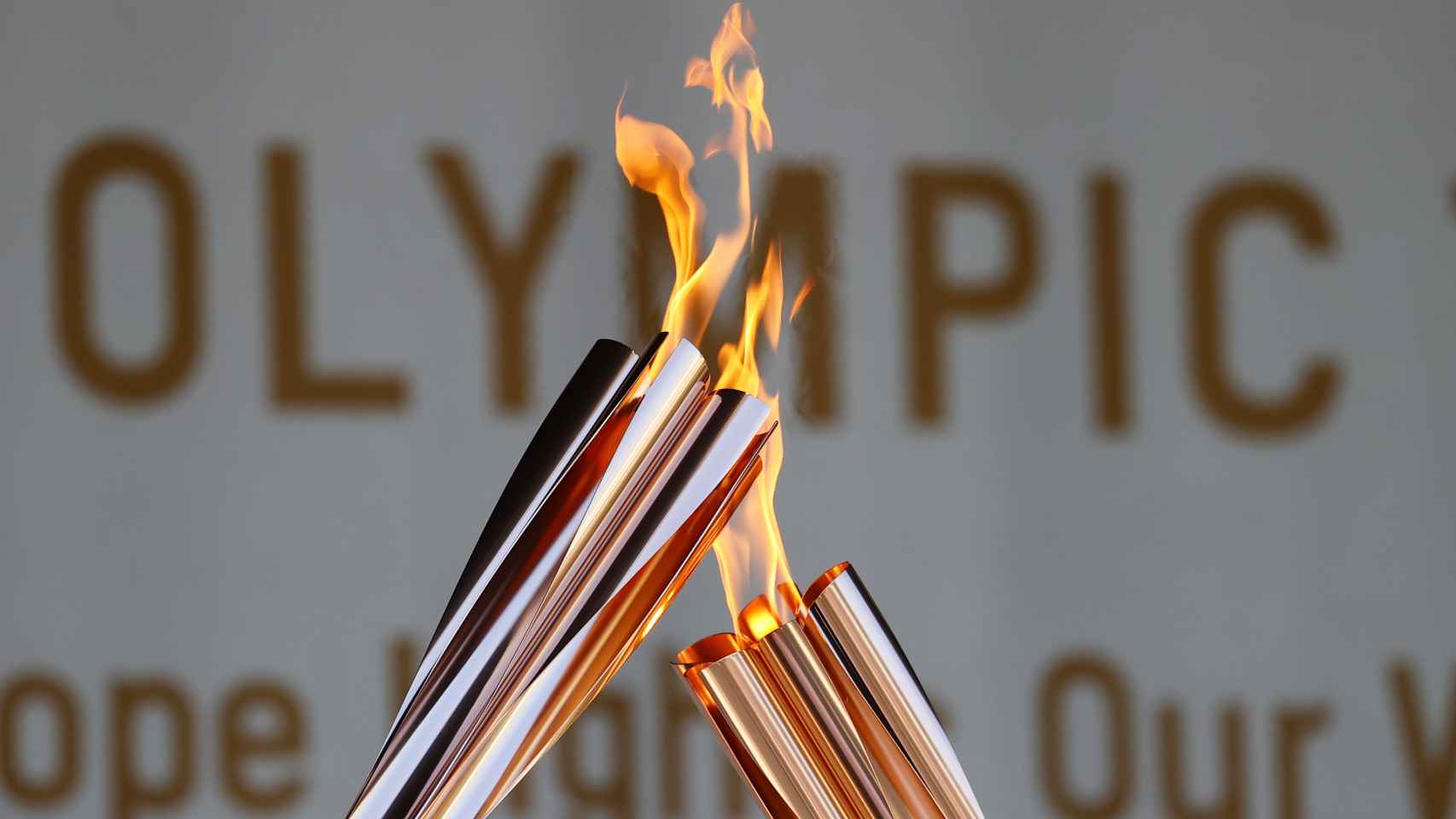 La llama olímpica camino del Estadio de Tokio en la ceremonia de inauguración