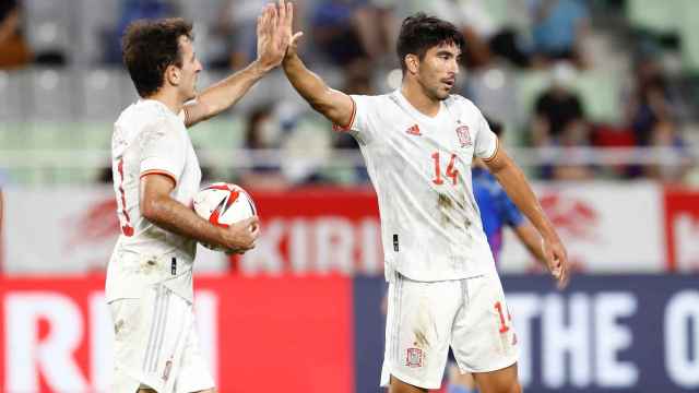 Carlos Soler se felicita con Mikel Oyarzabal tras marcar el gol del empate ante la selección de Japón en un amistoso previo a los JJOO