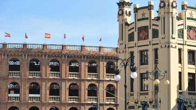 Vista de la Plaza de Toros y de la Estación del Norte de Valencia.