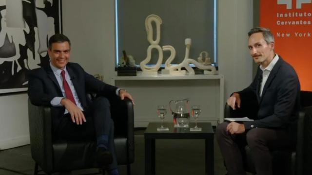 Pedro Sánchez y el editor de Reuters en el Instituto Cervantes de Nueva York.