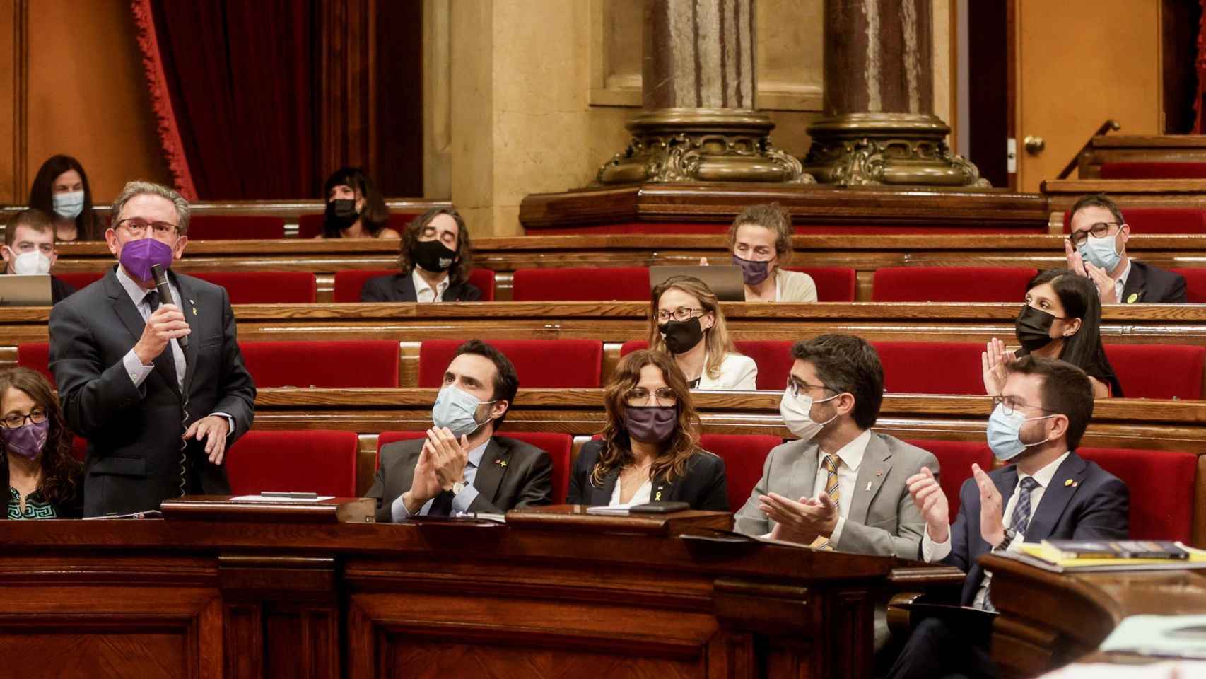 Jaume Giró, este miércoles en el Parlament, aplaudido por Aragonés y otros miembros del Govern./