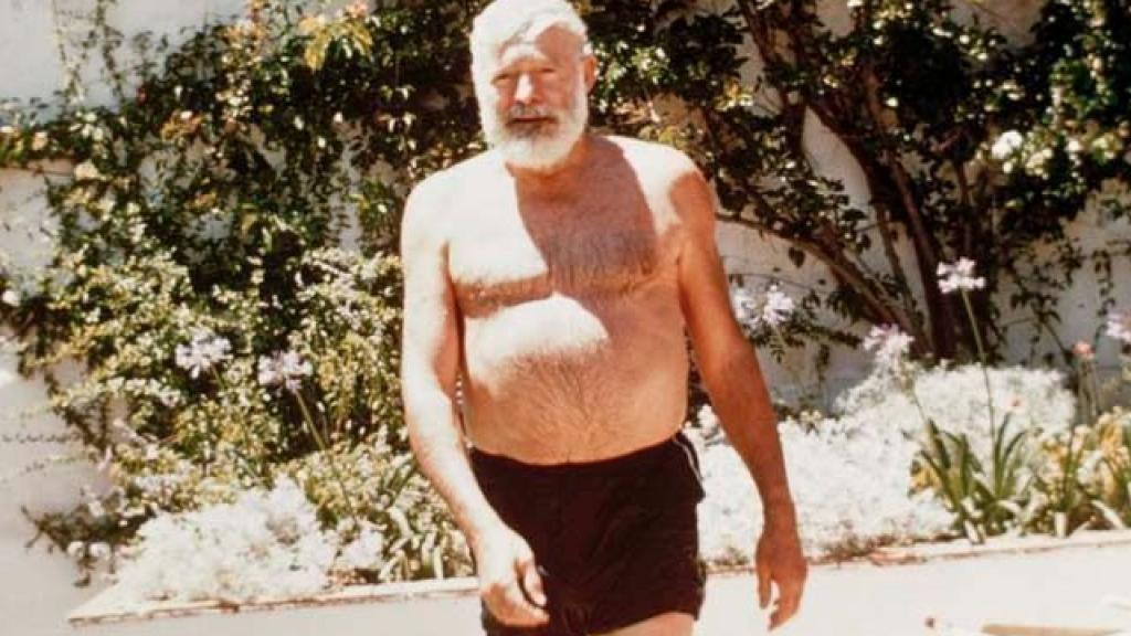 Ernest Hemingway con su bañador en la masión La Cónsula.