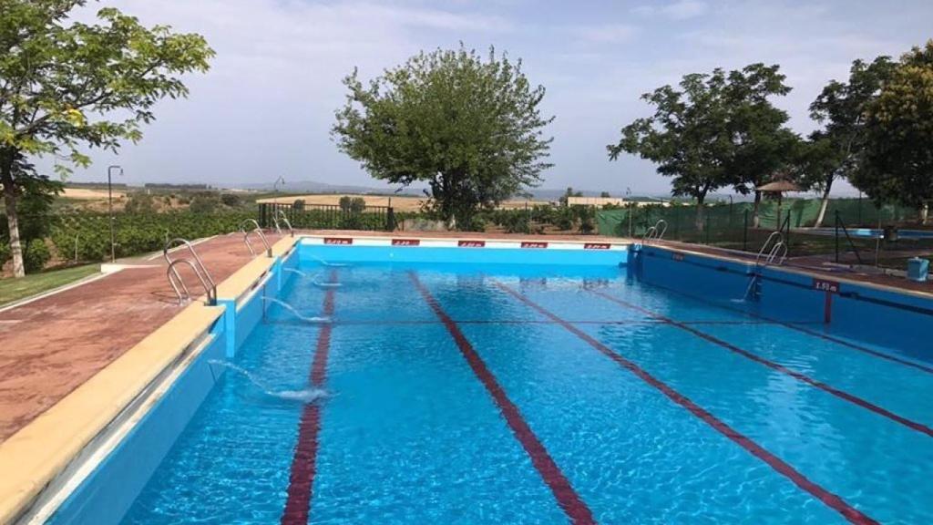 Foto de archivo de una piscina en la provincia malagueña