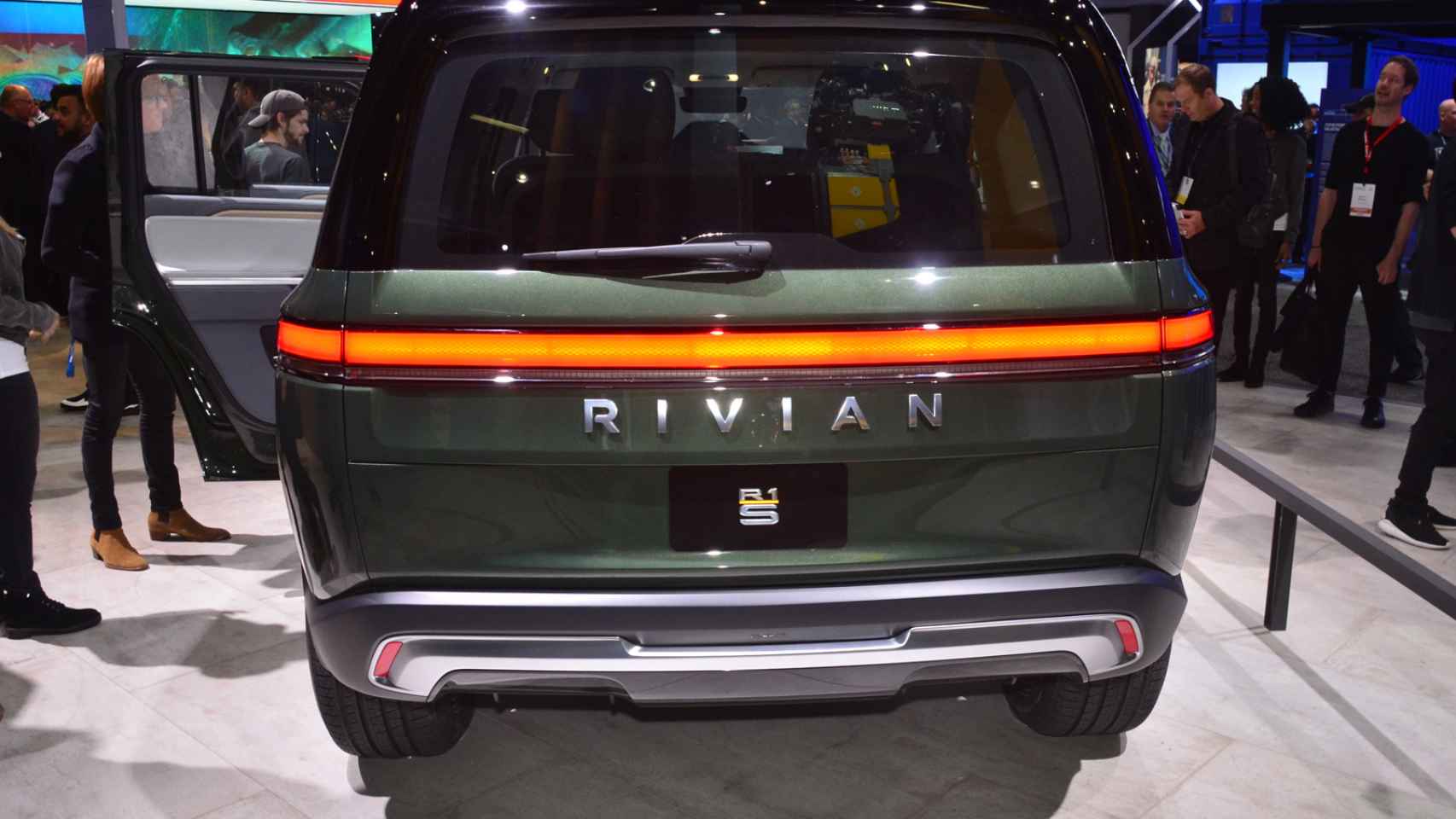 Imagen trasera del Rivian R1S en el Salón de Los Ángeles de 2018.