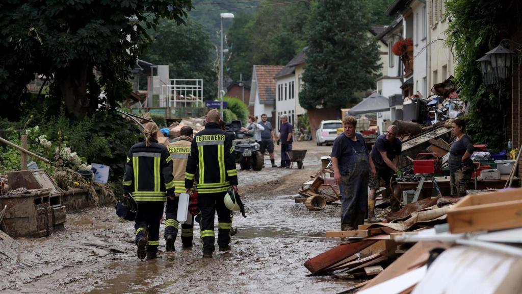 Los bomberos en una zona afectada por las inundaciones en Alemania.